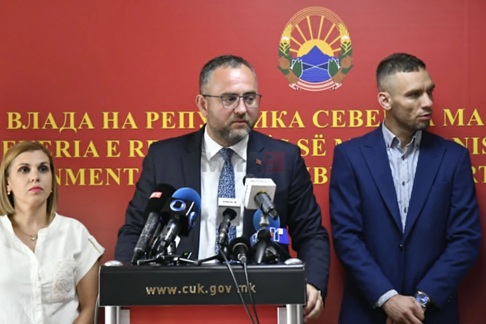 ТОШКОВСКИ: Водата во Гостивар може да се користи како техничка, но не и за приготвување храна, ќе продолжи испораката на флаширана