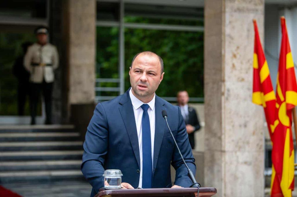 МИНИСТЕРСТВО ЗА ОДБРАНА: Мисајловски во посета на припадниците на артилерискиот баталјон во касарната Мирче Ацев во Прилеп