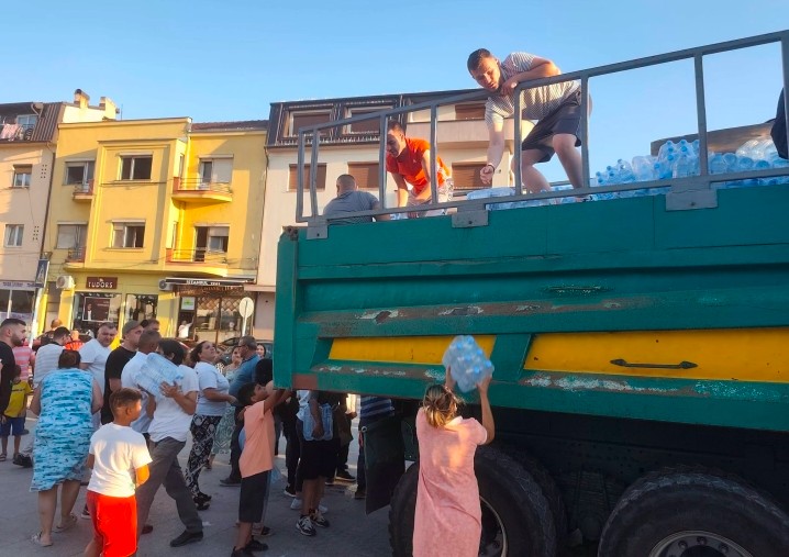 ЕПИДЕМИЈА ВО ГОСТИВАР: Се чекаат резултатите за заболените, на повеќе места во градот се дели пакувана вода за пиење