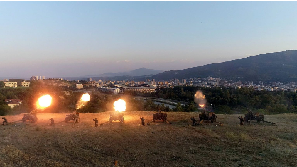 (ФОТО-ГАЛЕРИЈА) Армијата изврши почесна артилериска стрелба