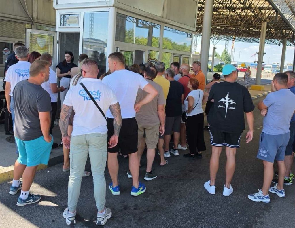 Странците почнуваат да плаќаат казни за брзо возење во Македонија, гужва на граничните премини