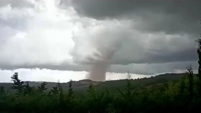 (видео) ТОРНАДО ВО ЈУЖНА ФРАНЦИЈА: Силните ветрови повредија најмалку 15 луѓе и оштетија повеќе од 300 куќи