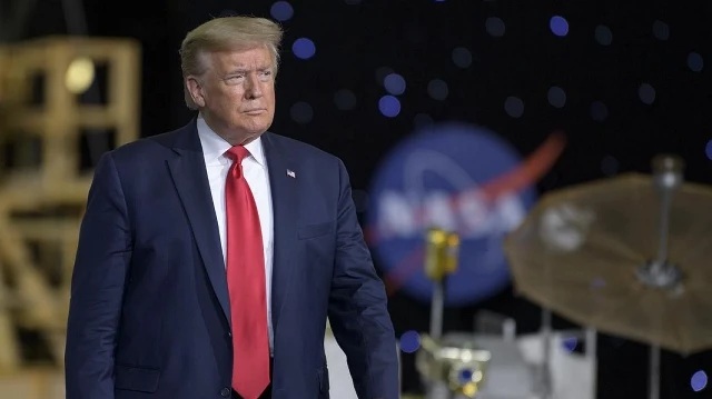 ТРАМП ГЛЕДА КОН ВСЕЛЕНАТА: Претседателот сака зголемување на комерцијалните летови во космосот и слетување на месечината до 2028