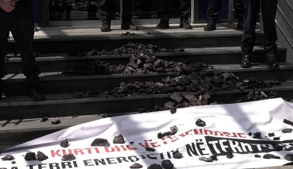 Пратеници на Алијансата за иднината на Косово истурија јаглен пред Владата