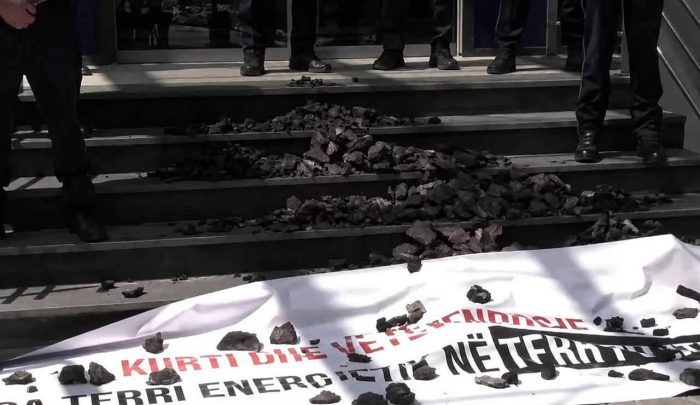 Пратеници на Алијансата за иднината на Косово истурија јаглен пред Владата