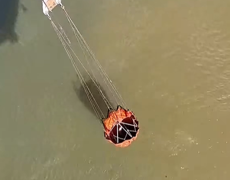 ВИДЕО: Армиски хеликоптер исфрли 28 тони вода врз пожарот на Пелистер за три часа