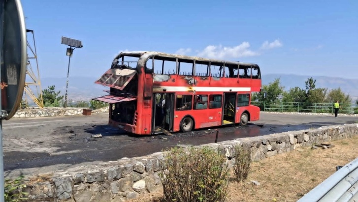ИЗГОРЕ ДВОКАТЕН АВТОБУС НА ЈСП НА ВОДНО: Нема повредени, брзо реагирал возачот, пожарникарите спречија огнот да се прошири