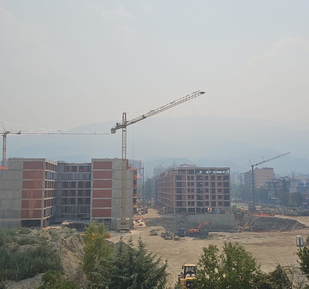 ЧАД ВО СКОПЈЕ ОД ПОЖАРИТЕ: Зачаденоста во градот е поради ветрот кој дува и го носи чадот од пожарот на планината Китка