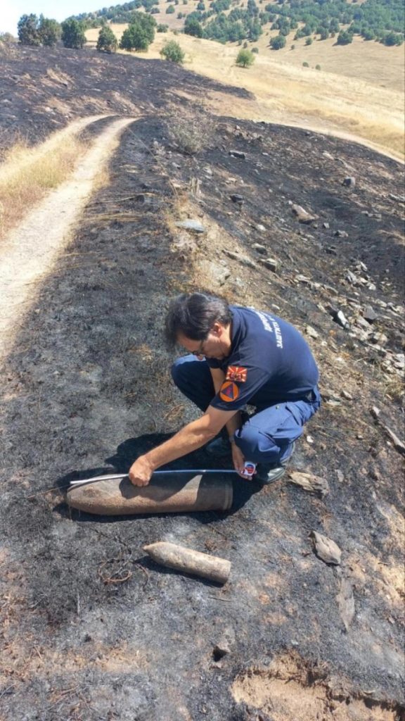 ОПАСНО „НАСЛЕДСТВО“ ОД ПРВАТА СВЕТСКА ВОЈНА: Пожарот не ги активирал, пиротехничар ги деактивира гранатите кај селото Мегленци