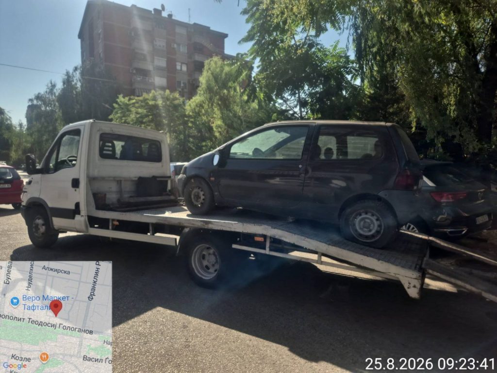 ФОТО: Акција за отстранување на хаварисани возила низ Карпош
