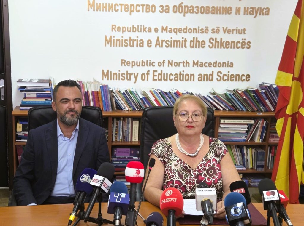 ЈАНЕВСКА: Нема веќе училишта со 2 паралелки со по 2 ученика, затоа годинава ќе има 433 паралелки помалку во основно и во средно