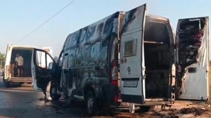 НЕСРЕЌА ВО АЛБАНИЈА: Се запали македонско комбе со пилиња, угинаа повеќе од половина и покрај брзата интервенција на пожарникарите