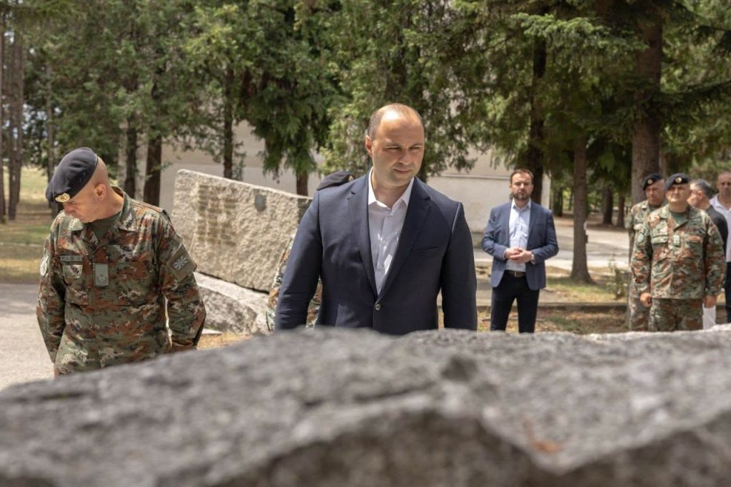МИСАЈЛОВСКИ: Се поклонуваме со длабока почит кон сите бранители кои се одзваа на повикот и покажаа како се сака Македонија