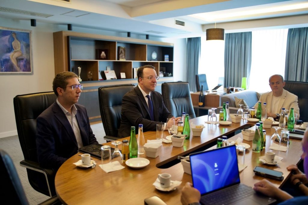 НИКОЛОСКИ СО ТУРОПЕРАТОРОТ КОРЕНДОН: Нови авиолинии, повеќе странски туристи и инвестиции во Македонија