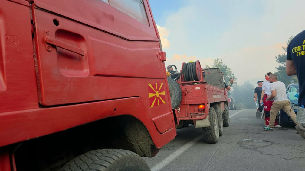 ФОТО: Околу 300 луѓе го гаснат големиот пожар кај Бигла