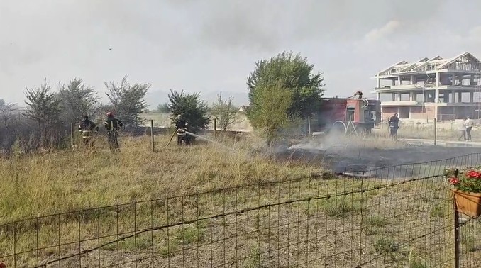 ВИДЕО: Огнот сопрен пред првите куќи во Водоча, еве каква е моменталната состојба со пожарот во струмичко
