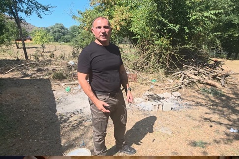 (видео) АНГЕЛОВ: Ова е рецепт за катастрофа, погледнете го овој куп суви гранки и сувата трева кои директно водат кон блиската шума