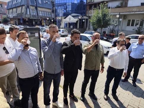 ВОДАТА ВО ГОСТИВАР МОЖЕ ДА СЕ ПИЕ: Анеглов, Али, Миланов и други членови на Главниот штаб први ги испија чашите со вода од водоводот