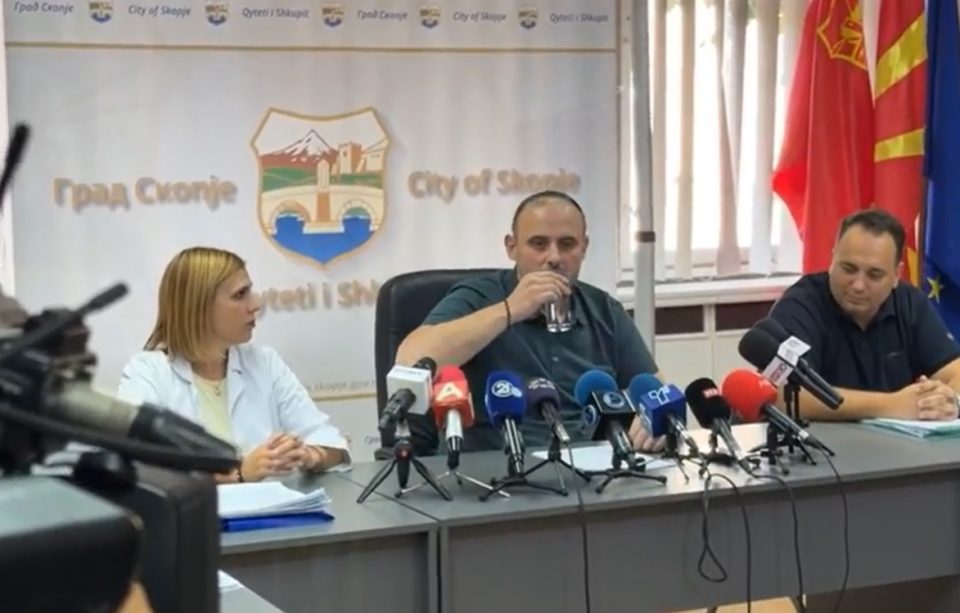 ЃОРЃИЕВСКИ ПИЕШЕ ВОДА ЗА ДА ДОКАЖЕ ДЕКА Е БЕЗБЕДНА: Од скопската вода пиеме јас и моето семејство