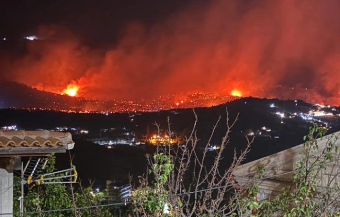 ГОЛЕМ ПОЖАР ВО АЛБАНИЈА: Пламенот над приморскиот град Химара пеплоса шест куќи, евакуирани локални жители и туристи
