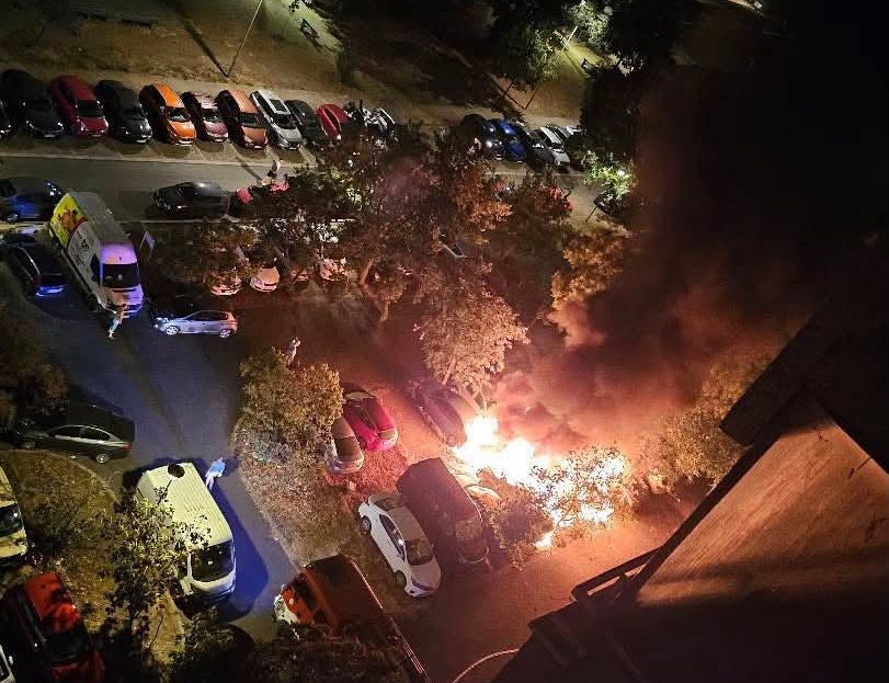АВТОМОБИЛИ ГОРЕА ВО БЕЛГРАД: Жители на Нов Белград тврдат дека пироман со кофа гориво запалил 10 возила, пожарот е локализиран