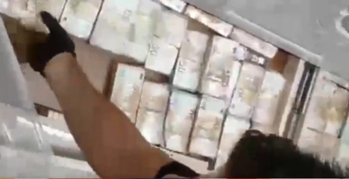 ЕВРА НАМЕСТО ТУЛИ И ПЛОЧКИ: Полицијата во Италија откопа 3,2 милиони евра од ѕидови и од подот, златни часовници и уапсени 34 лица