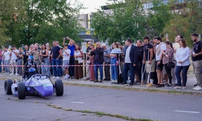 ПРЕЗЕНТИРАН НОВИОТ БОЛИД: Тим од македонски инженери и студенти работеа на развој на нашиот болид Формула студент