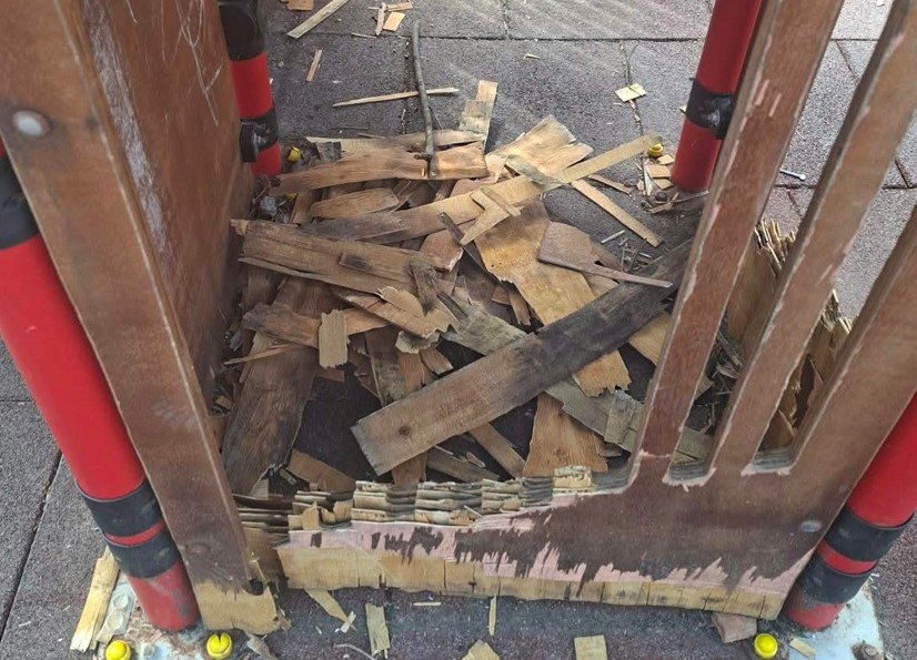(фото) ВАНДАЛИЗАМ ВО КАРПОШ: Оштетени повеќе реквизити на детското игралиште, како и дел од друга урбана опрема