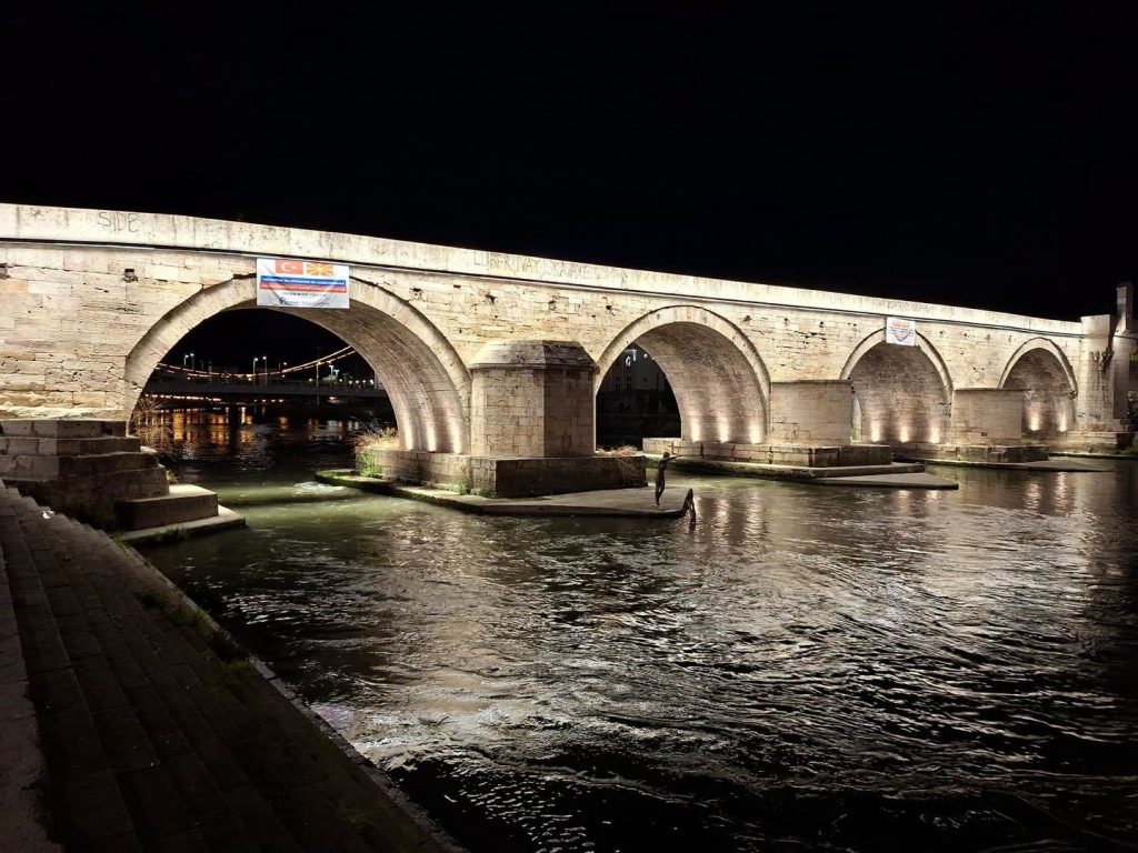 (фоторепортажа) НОВ СЈАЈ НА СТАРИОТ МОСТ: Турскиот градоначалник Мехмет Тефик Гоксу го претстави новиот лик на скопски Камен мост