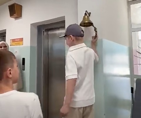(видео) ПОБЕДНИЧКО ЅВОНЧЕ: Малиот Ефнан ја победи тешката болест и со аплаузи си замина од Детската клиника дома кај родителите