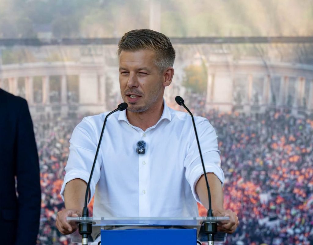 Маж се обиде да го погоди Петер Маѓар со јајце, полицијата веднаш реагираше