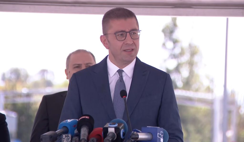 ПРИТВОР ЗА ЗАКАНУВАЧОТ: Јас вчера дознав за тие закани дека „сум бил свиња и ќе ме колел на плоштад“, изјави премиерот Мицкоски