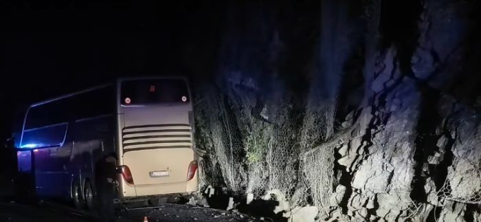 (видео) АВТОБУСКА НЕСРЕЌА ВО ЦРНА ГОРА: Карпа падна врз автобус со 90 деца кои се враќале од екскурзија, повредени се пет лица