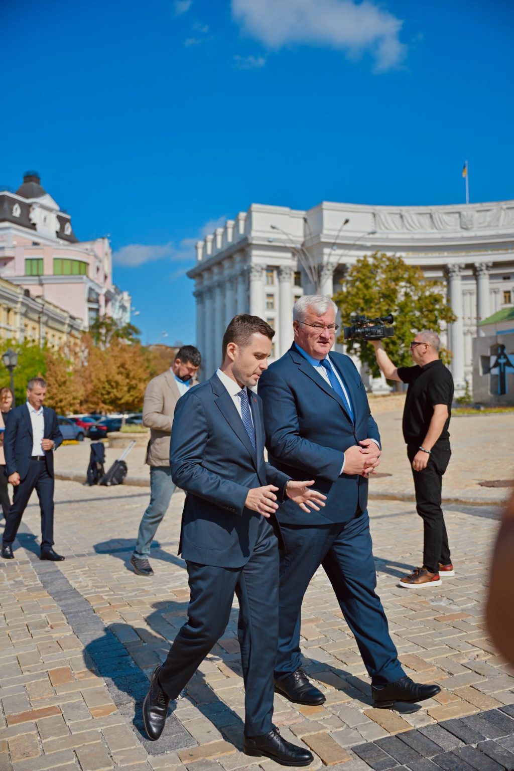МУЦУНСКИ ВО КИЕВ: Македонија стои со Украина, таа е суверена држава и нејзиниот територијален интегритет мора да се почитува