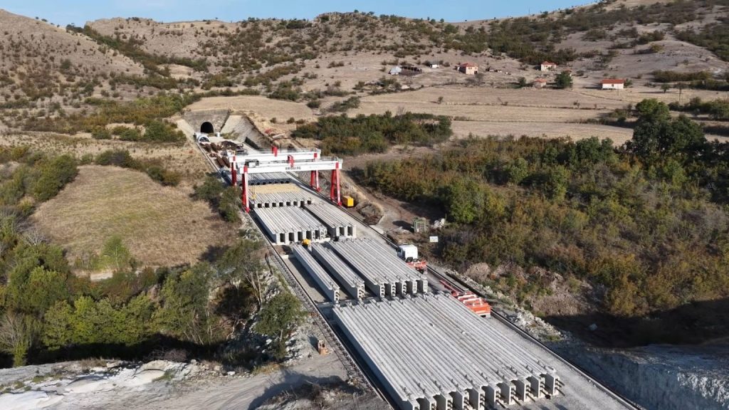 ЗАСИЛЕНА ГРАДБА НА ПРУГАТА КОН БУГАРИЈА: Во моментов се гради најдолгиот мост од вкупно 29 мостови, објави директорот Ивановски