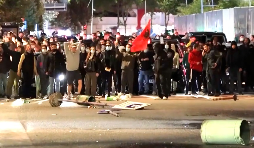 НАСИЛНИ ПРОТЕСТИ ВО ТИРАНА: Повредени 6 полицајци во судир со протестирачи, 16 се уапсени, а против 49 се води кривична постапка