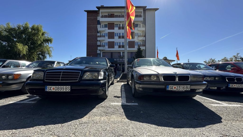 (ФОТО ГАЛЕРИЈА) ДУЕЛ НА ЛЕГЕНДИТЕ: БМВ и Мерцедес се соочија на VM Classic Car Rally