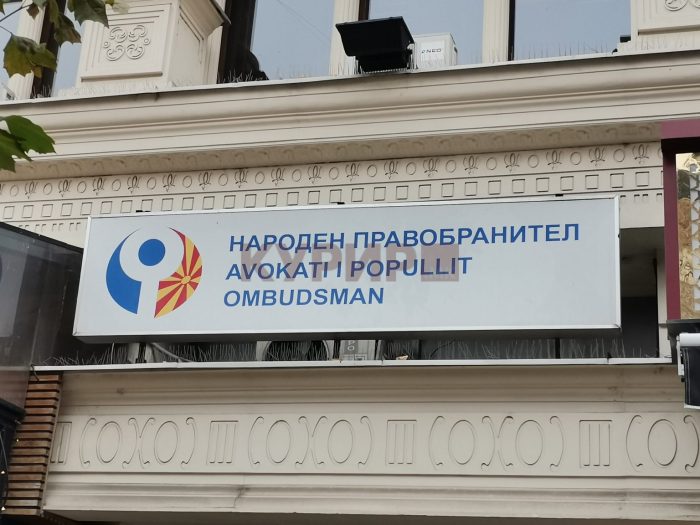 НЕМИРИ ВО ПАРИЗ: Се судрија демонстрантите и полицијата