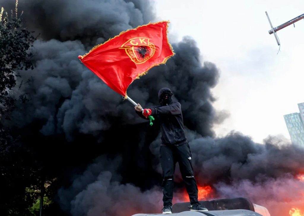 НАСИЛНИ ПРОТЕСТИ ВО ТИРАНА: Повредени околу 20 лица во судирите меѓу протестирачите и полицијата, меѓу нив има и случајни минувачи