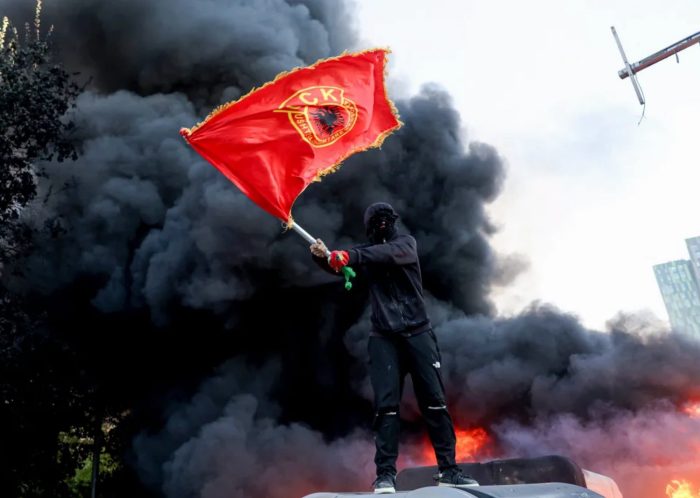 НАСИЛНИ ПРОТЕСТИ ВО ТИРАНА: Повредени околу 20 лица во судирите меѓу протестирачите и полицијата, меѓу нив има и случајни минувачи