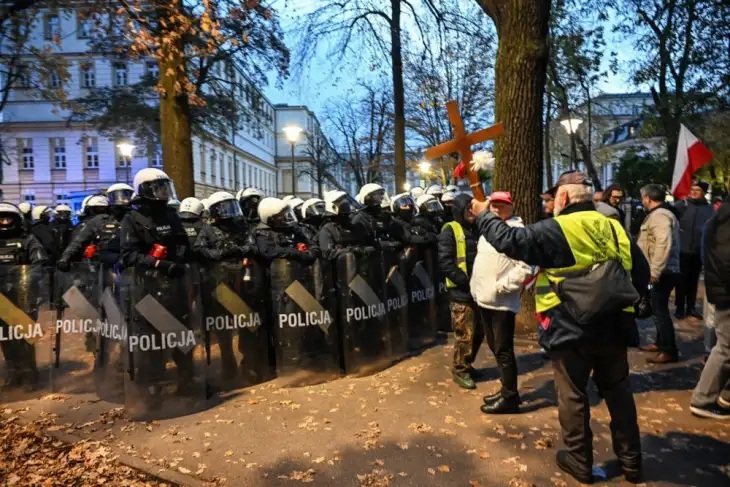 ПРОТЕСТИ ВО ПОЛСКА: Демонстрации пред Уставниот суд против премиерот Туск, Навроцки се симна од авион за да протестира