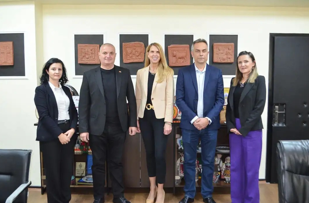 Амбасадорката на САД Никол Варнс ја посети Општина Виница