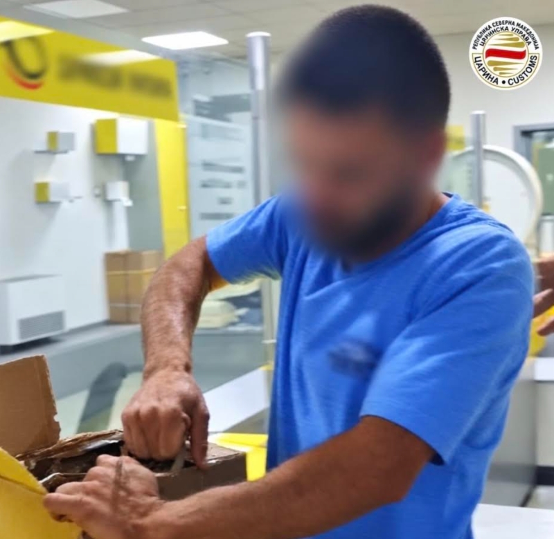 ДРОГА ПО ПОШТА: Хашиш со тежина од 0,7 кг е откриен во поштенска пратка од Шпанија за нарачателот Р.В. од Тетово, кој е приведен