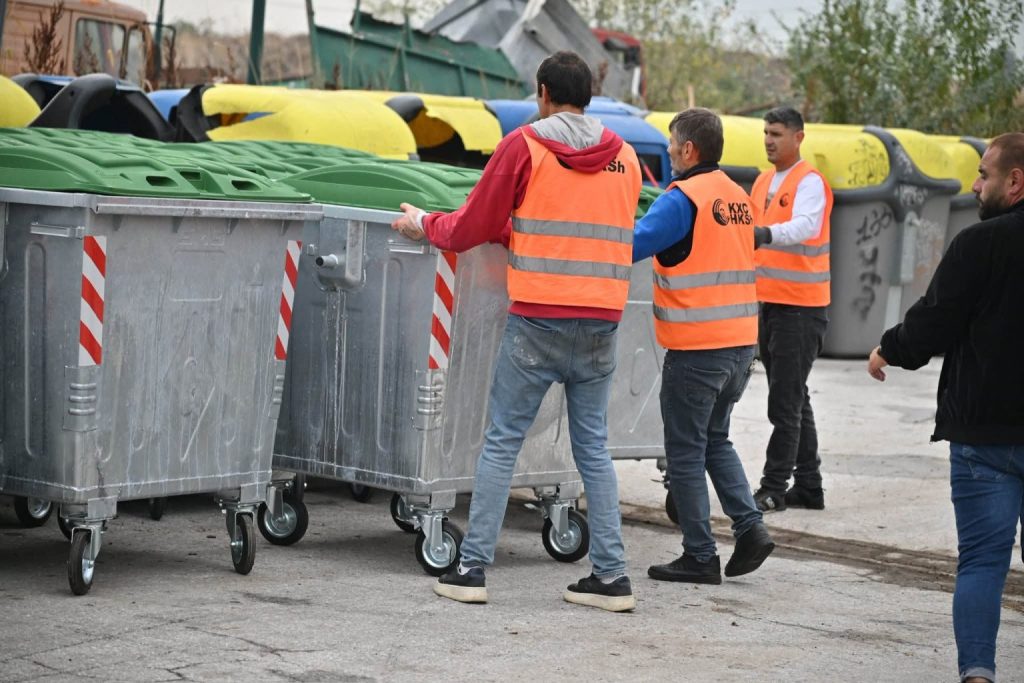 ЗА ПОЧИСТО СКОПЈЕ: Најголема набавка во историјата од 3.300 контејнери, првата пратка од денеска веќе се распоредуваат низ градот