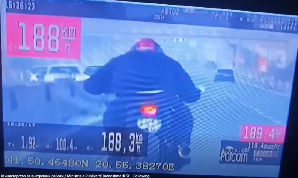 (видео) НА АВТОПАТ КАКО НА ТРКИ: Полицијата фати и упаси моторџија од Гостивар кој возел со 188 км/ч на место каде е дозволено само 80 км/ч