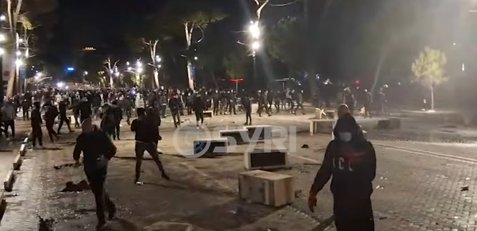 ХАОС ВО ТИРАНА: Втора вечер судири меѓу полицијата и студентите