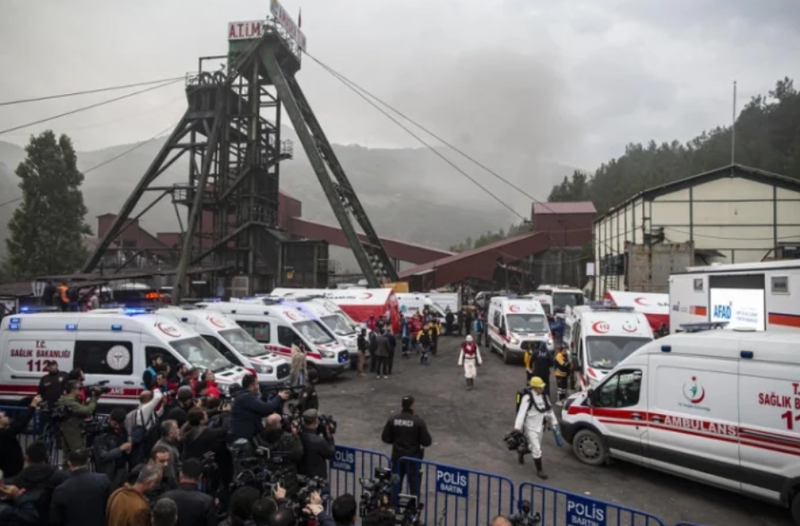 Пет рудари загинаа при уривање на рудник во западна Турција