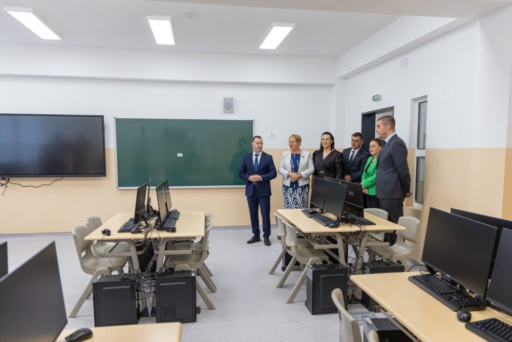 ПУШТЕНА НОВА УЧИЛИШНА ЗГРАДА: Од бараки оставени од земјотресот пред 50 години до училиште со европски стандарди во Ченто